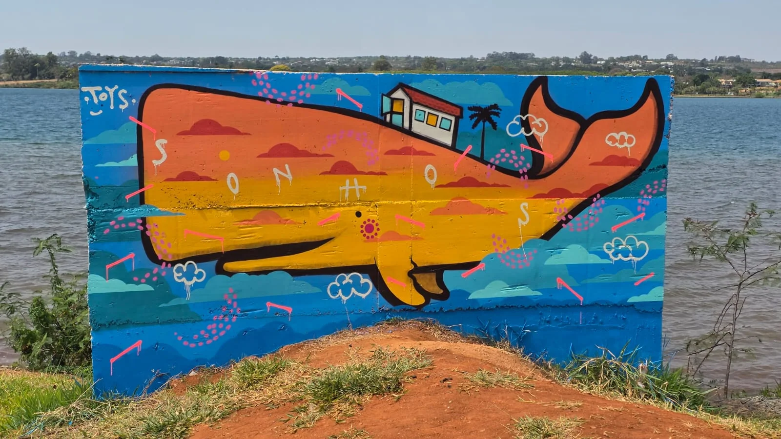 Daniel Toys transforma adutora do Parque Asa Delta com mural de baleia amarela