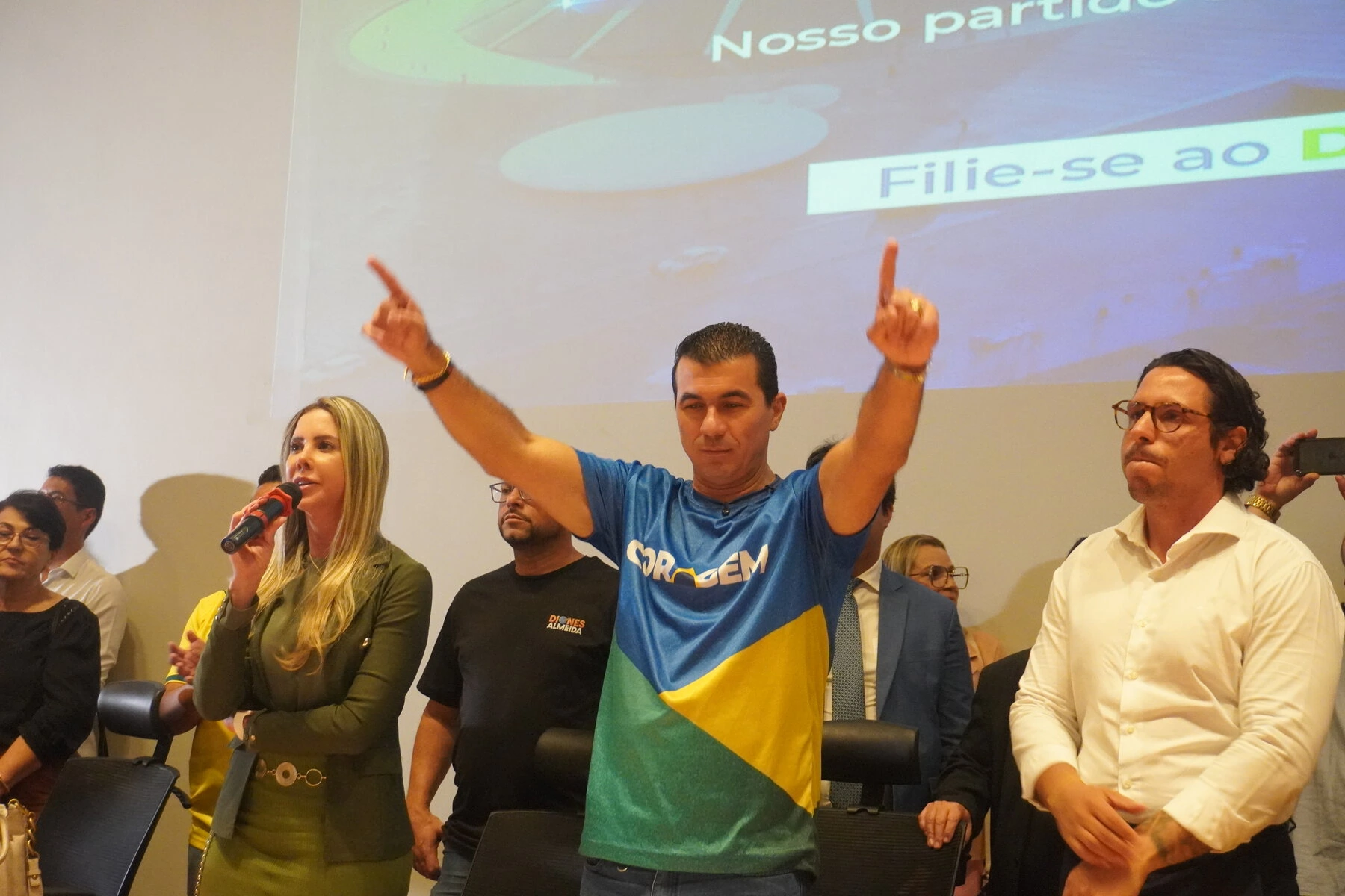 Luís Miranda inaugura QG na Asa Norte com Michelle Bolsonaro, Celina Leão e Bia Kicis