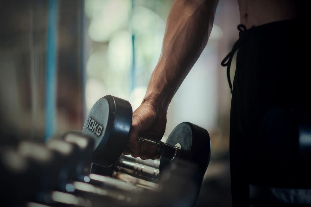 Mais peso não significa melhor treino: especialista explica os erros que podem sabotar a evolução na academia