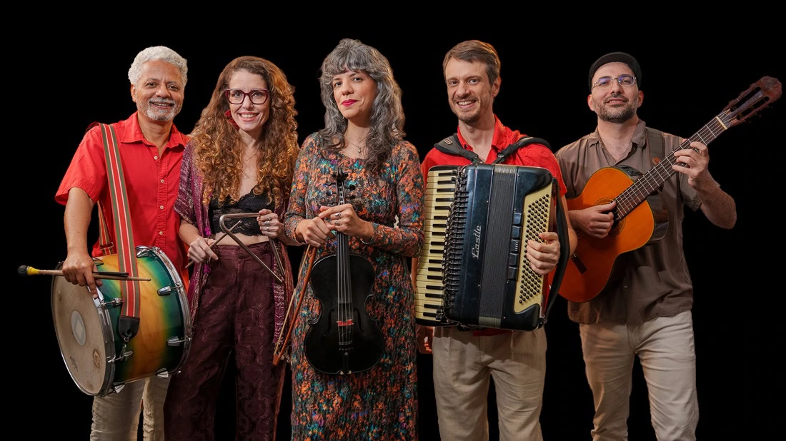 Maísa Arantes lança o álbum ‘Baile da Maisinha’ acompanhada do Trio Sa