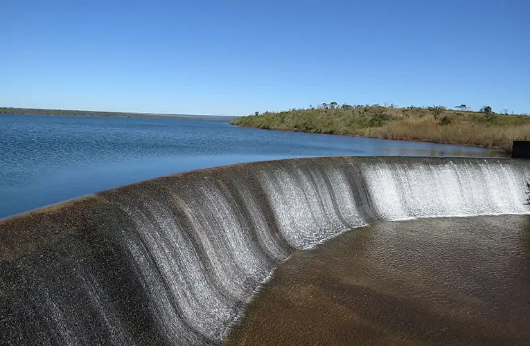 Foto: <a href="https://commons.wikimedia.org/wiki/File:Parque_nacional_de_Bras%C3%ADlia_IlzaFujiyama_02_Vertedouro_da_Barragem_de_Santa_Maria.jpg" target="_blank">Ilza Fujiyama -  Parque nacional de Brasília / Vertedouro da Barragem de Santa Maria</a>