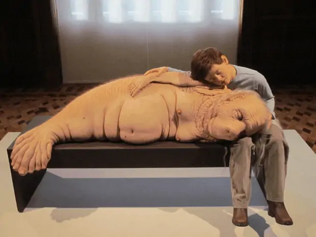 Foto: <a target="_blank" href="https://www.universodosleitores.com/2016/12/exposicao-comciencia-de-patricia.html">Exposição ComCiência, de Patricia Piccinini</a>